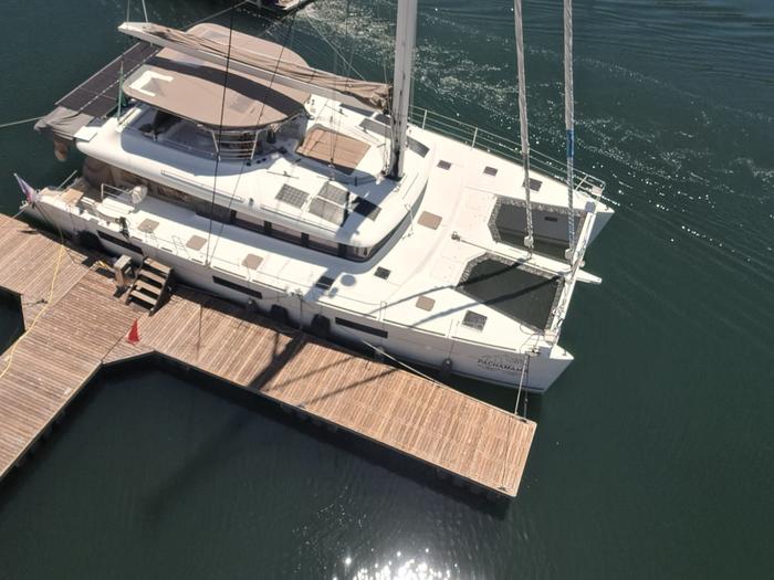Vista aérea en el muelle: flybridge y cubierta