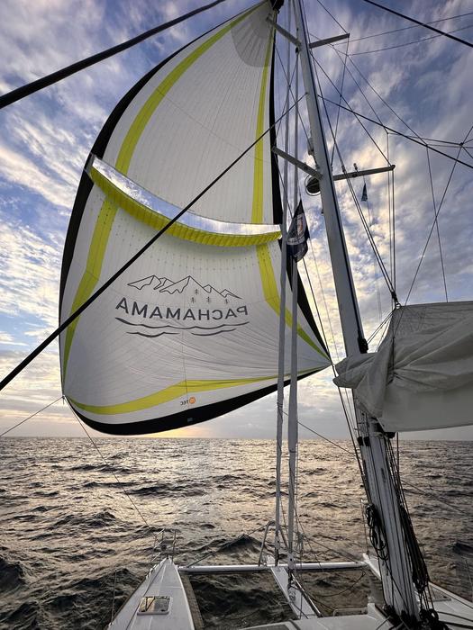 Parasailor con el logo Pachamama