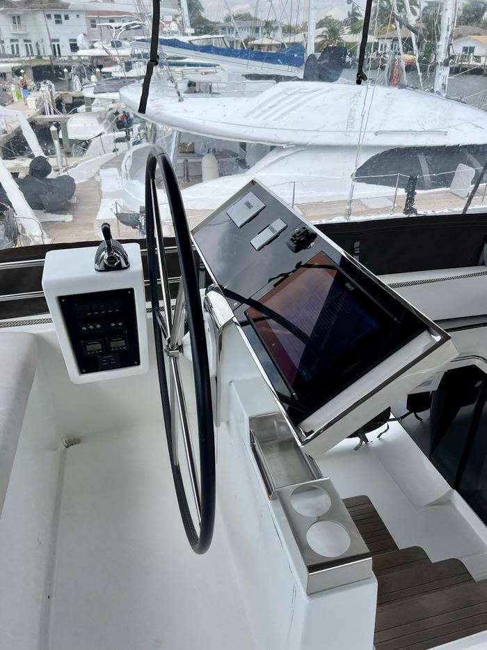 Puesto de gobierno de estribor en el flybridge