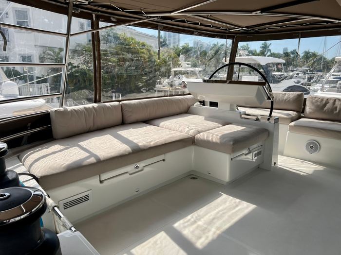 Flybridge con sofá y bimini
