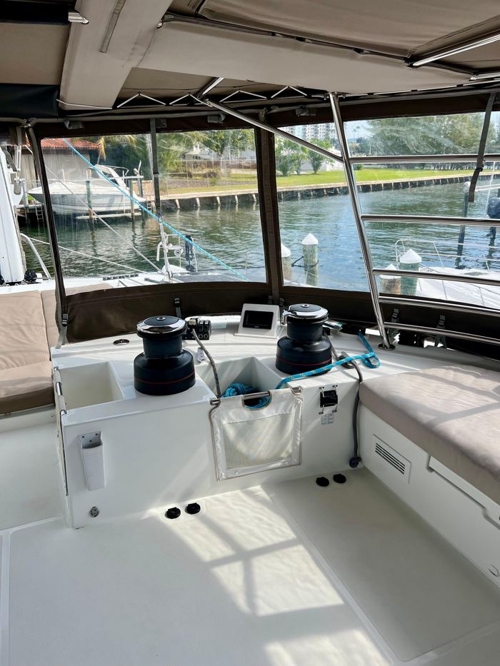 Winches eléctricos Harken y controles en el flybridge