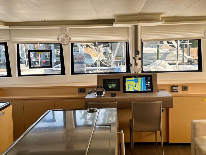 Salón: isla de cocina y mesa de navegación