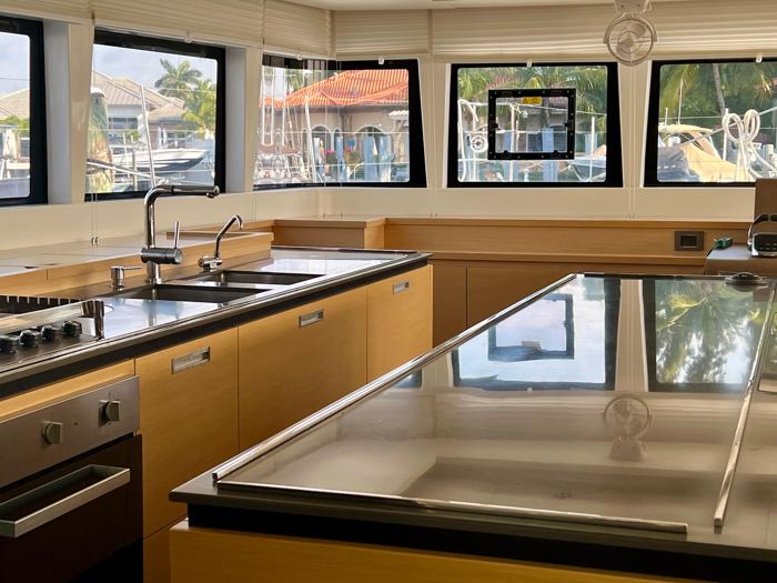 Cocina en el salón con isla central